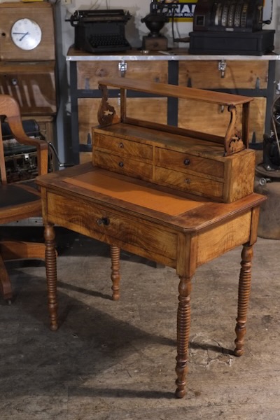 bureau ancien boheur du jour en noyer